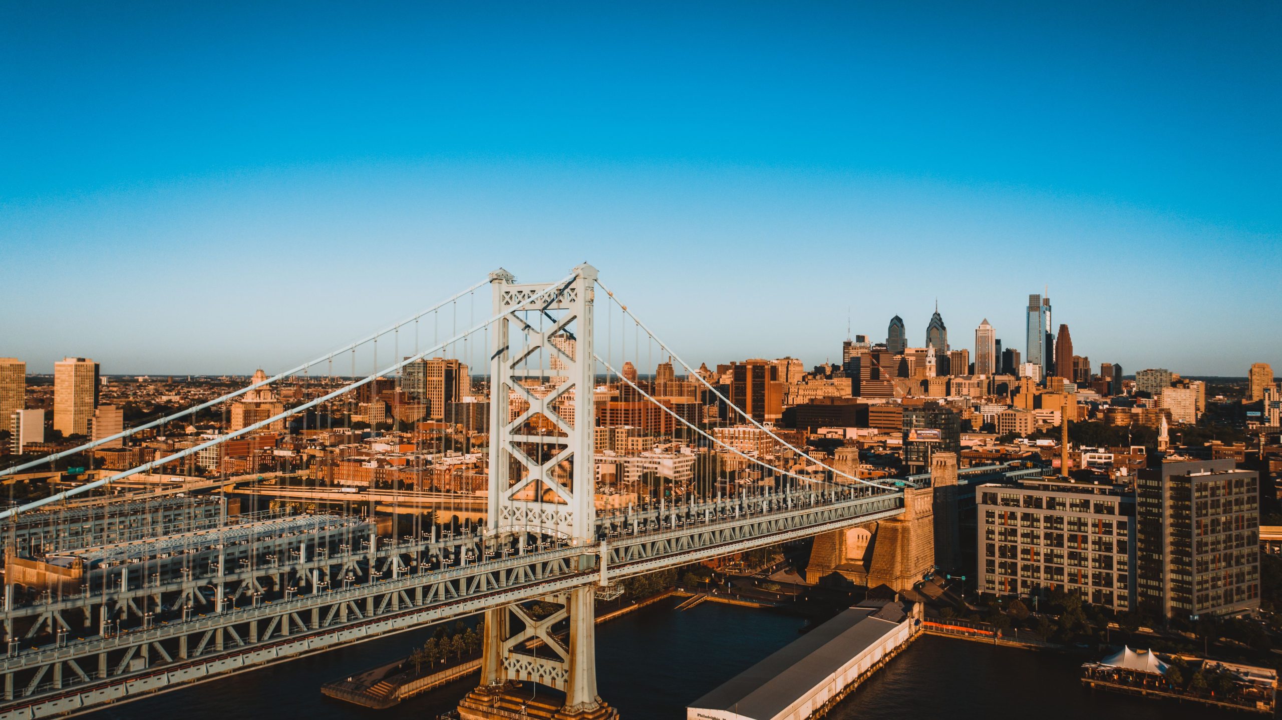 Philadelphia skyline and Benjamin Franklin Bridge in Pennsylvania